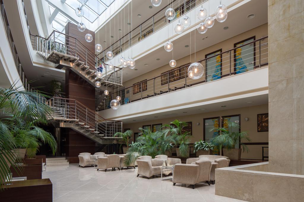 Mirotel Resort And Spa Truskavets Bagian luar foto The lobby of the hotel
