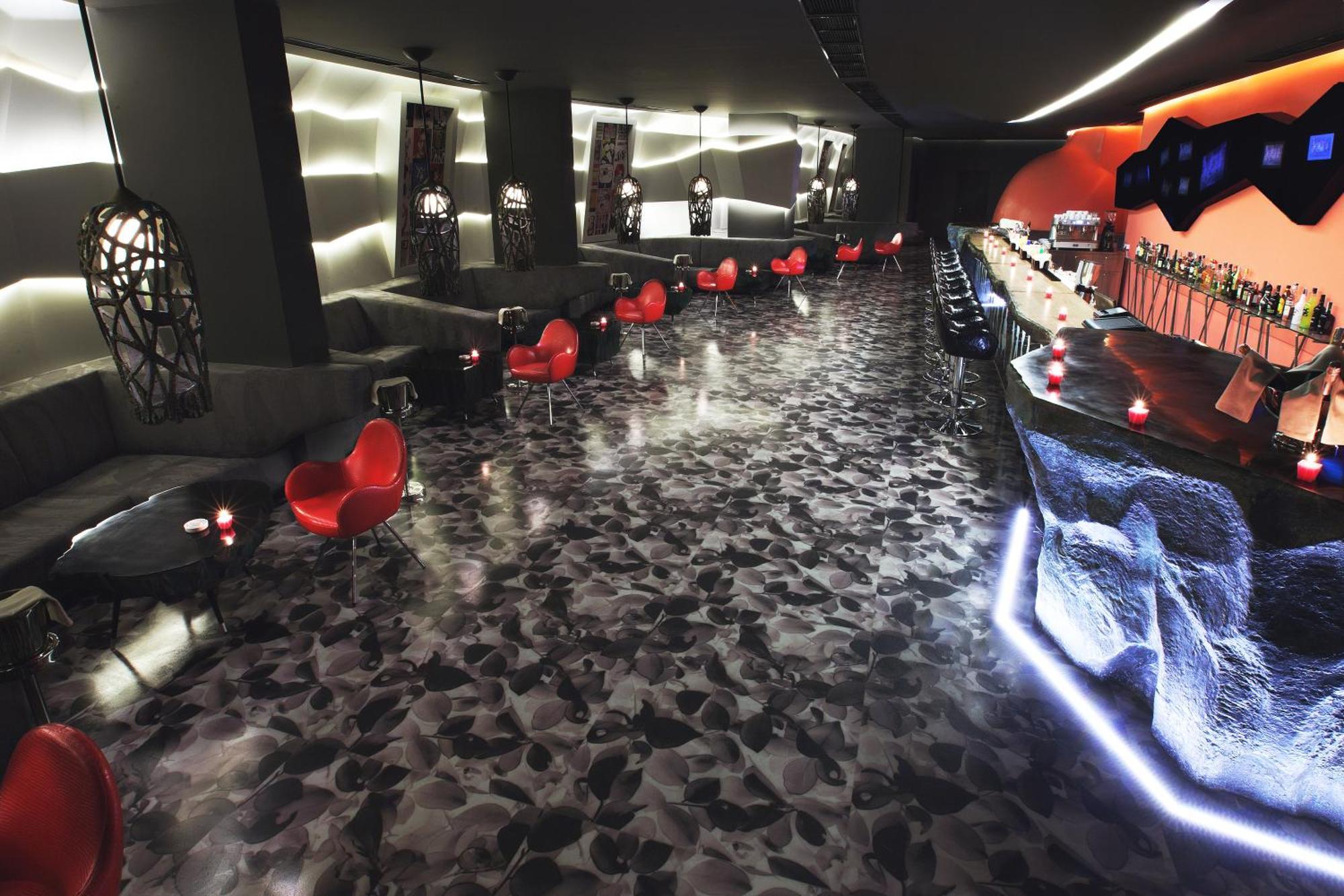 Mirotel Resort And Spa Truskavets Bagian luar foto The interior of the nightclub