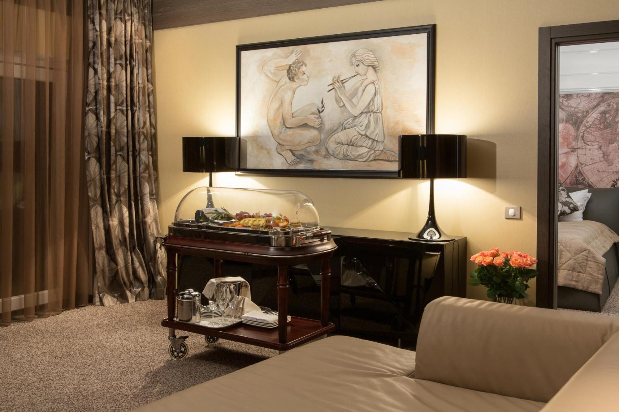 Mirotel Resort And Spa Truskavets Ruang foto A room designed by the firm