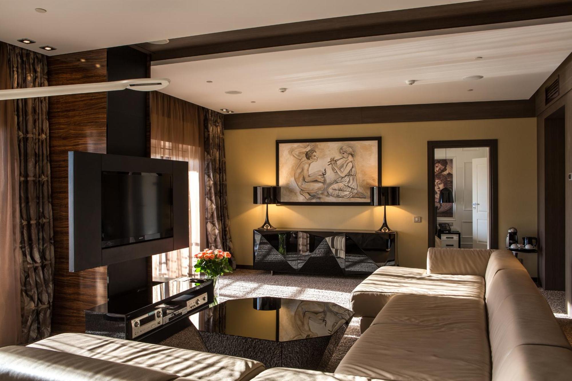 Mirotel Resort And Spa Truskavets Ruang foto Interior of a suite at the Mandarin Oriental, Munich