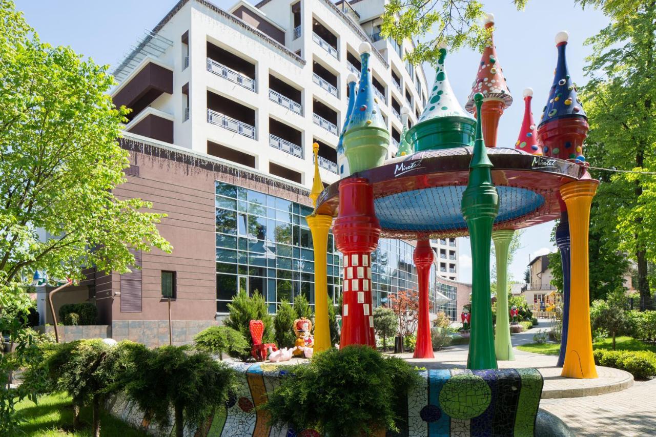 Mirotel Resort And Spa Truskavets Bagian luar foto Fountain in the center of the town
